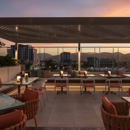 Hotel Crystalbrook Bailey Cairns Exterior foto The rooftop bar