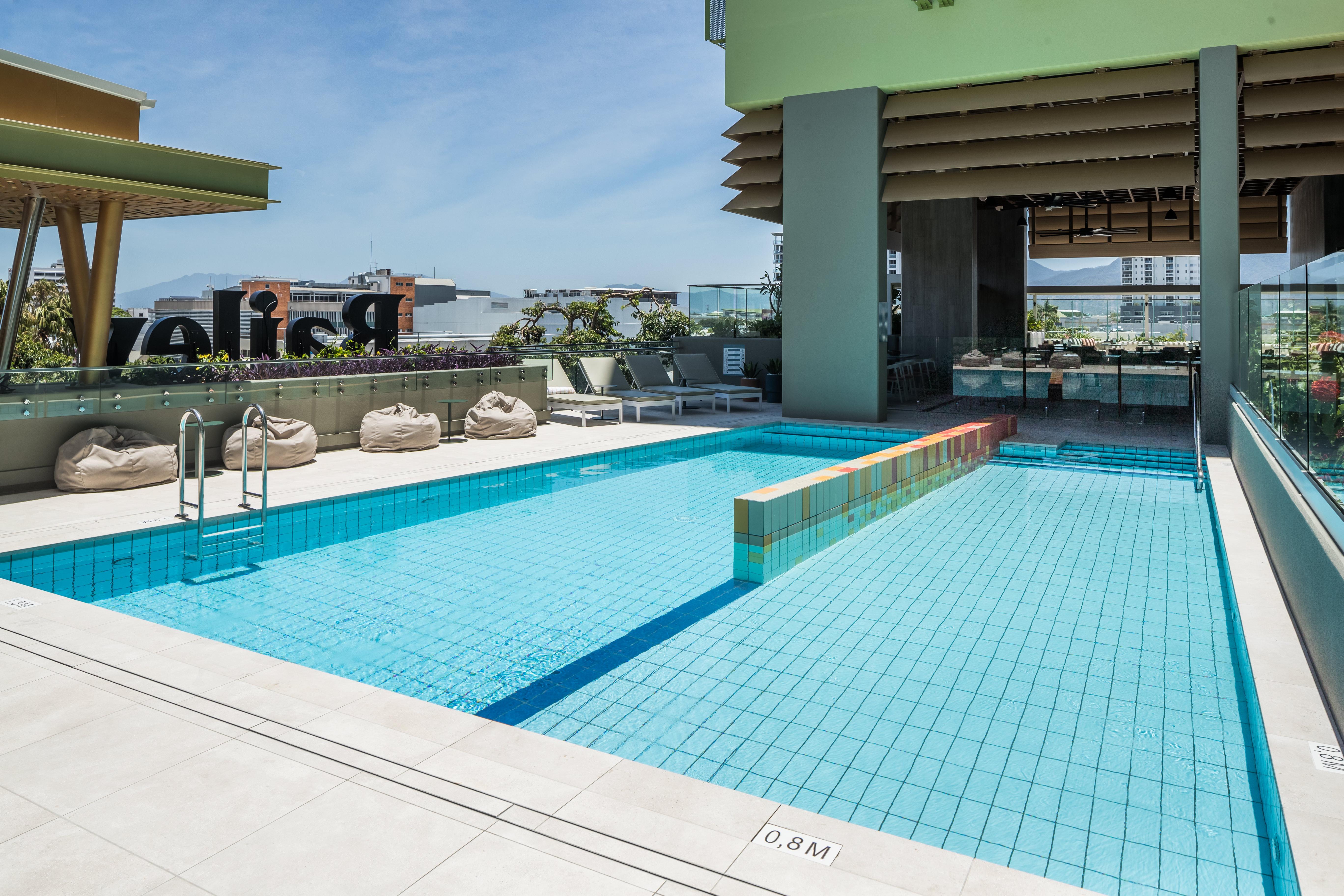Hotel Crystalbrook Bailey Cairns Exterior foto The rooftop pool at the hotel
