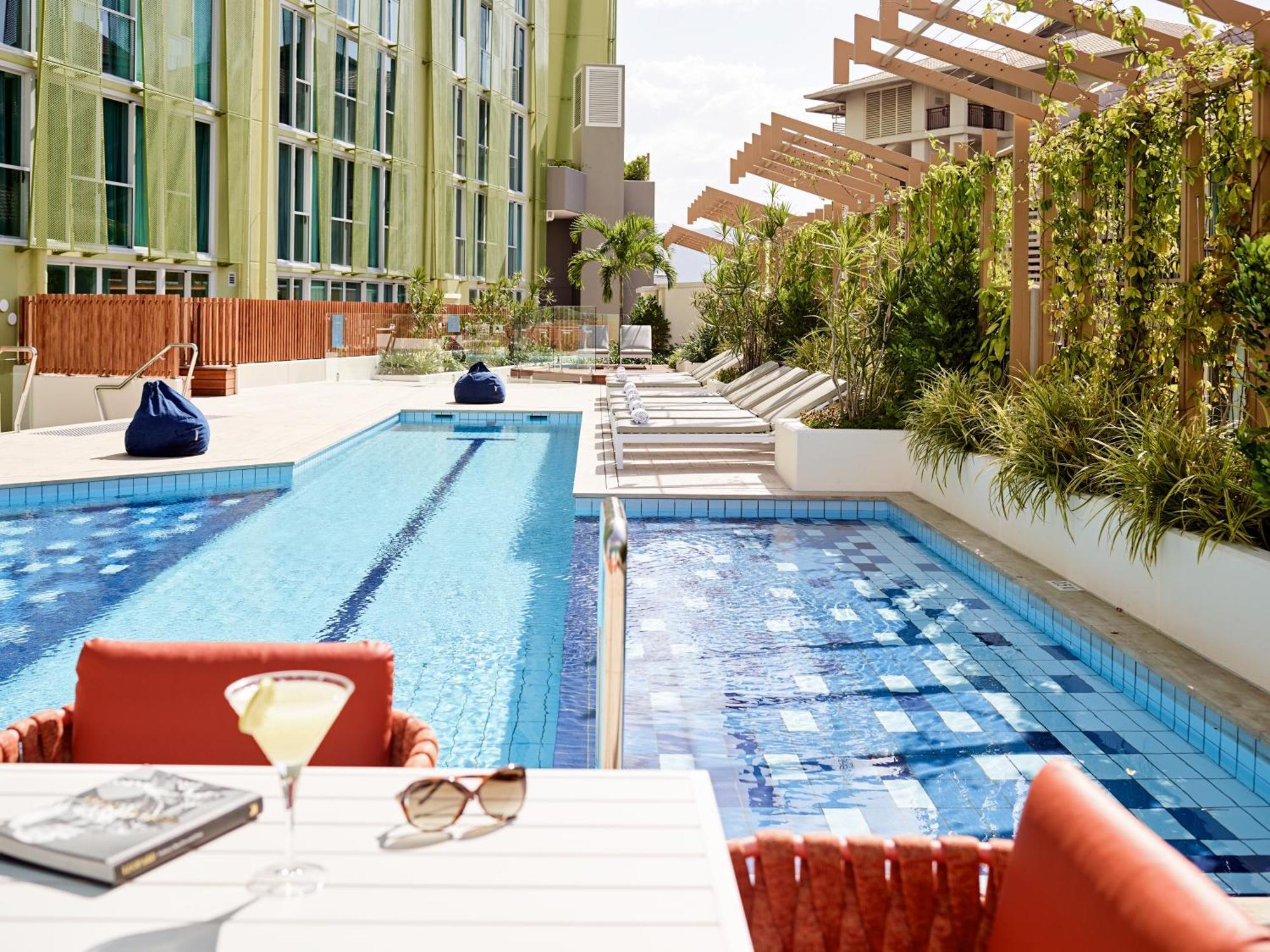 Hotel Crystalbrook Bailey Cairns Exterior foto The pool at the hotel