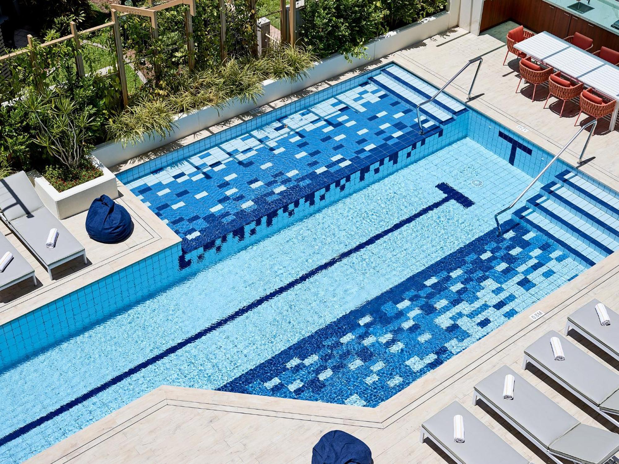 Hotel Crystalbrook Bailey Cairns Exterior foto A rooftop pool