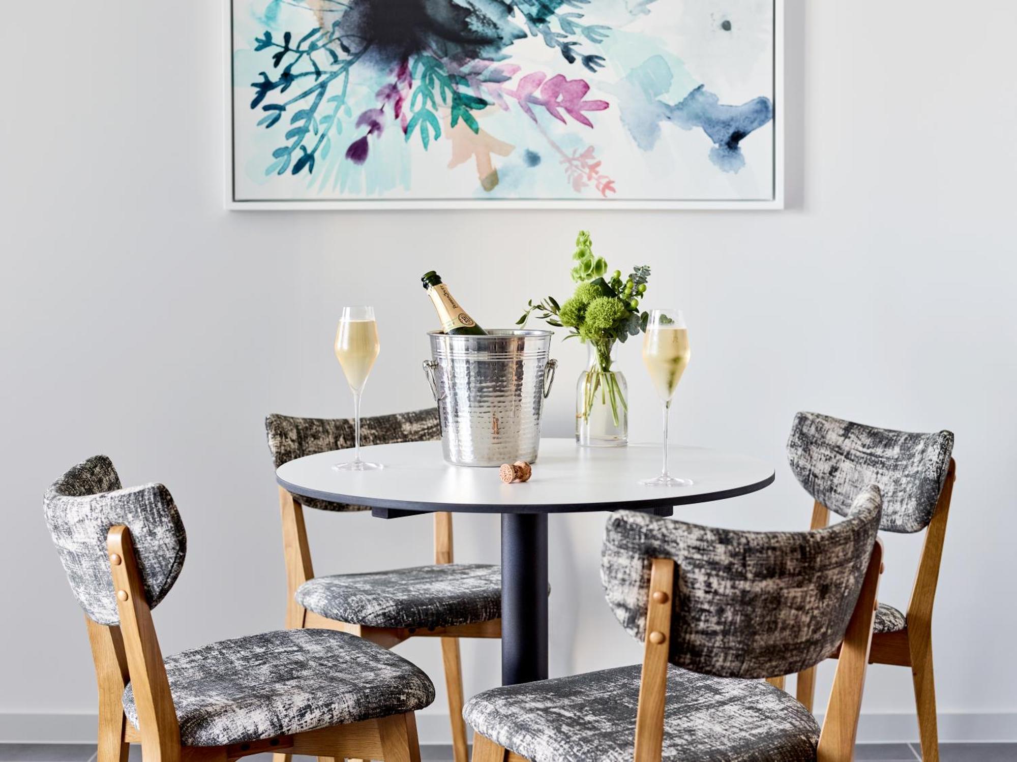Hotel Crystalbrook Bailey Cairns Exterior foto A dining room with a table and chairs