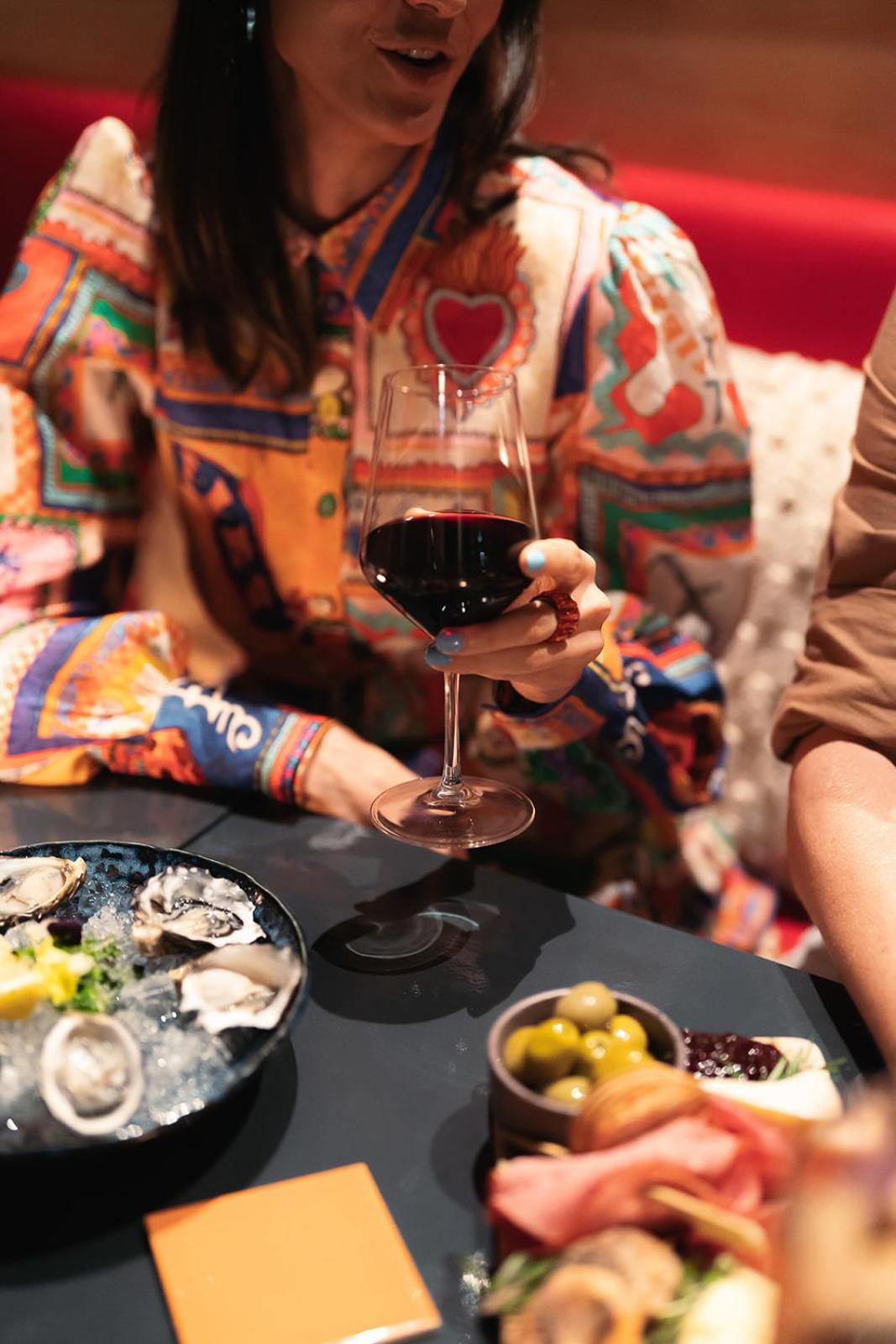 Hotel Crystalbrook Bailey Cairns Exterior foto A glass of red wine