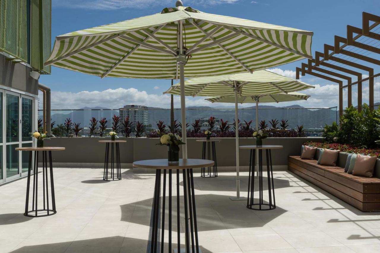 Hotel Crystalbrook Bailey Cairns Exterior foto The rooftop terrace at the hotel