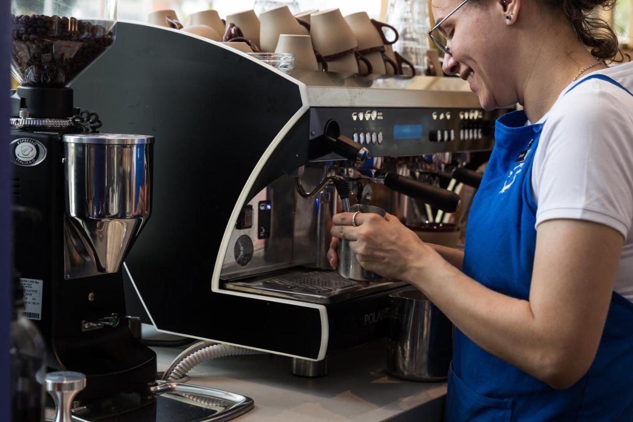 Hotel Crystalbrook Bailey Cairns Exterior foto A barista making coffee